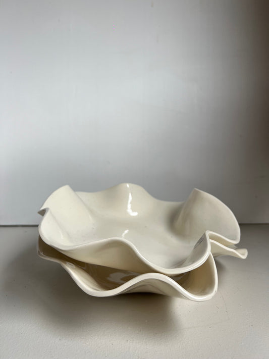 Wavy salad bowl